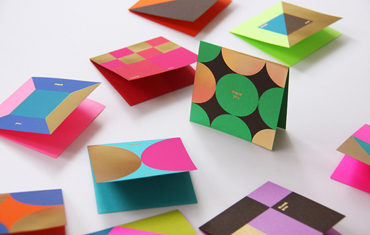 工廠設計創(chuàng)意產(chǎn)品目錄宣傳廣告頁彩色異形燙金雙膠紙三折頁印刷